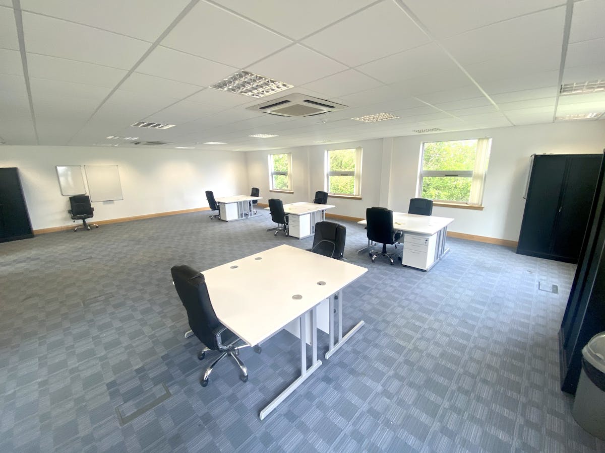 Private Office To Rent, Capability Green, Luton – photo 1