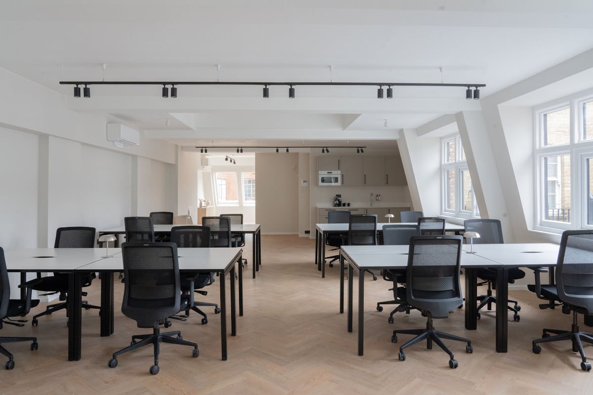 Private Office To Rent, London, W1F – photo 1